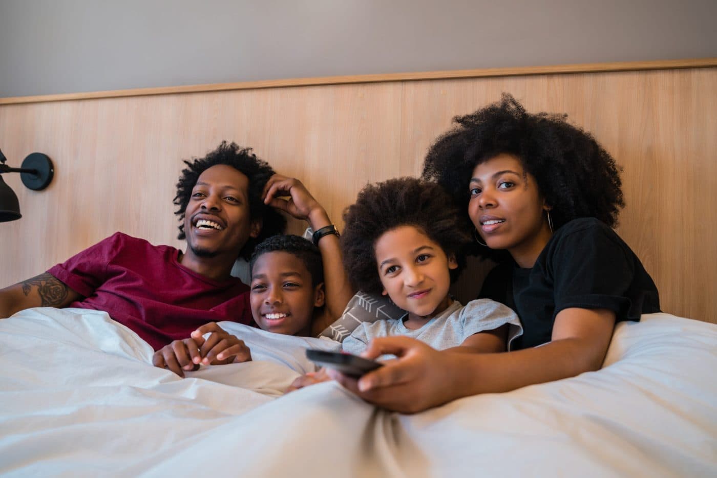 Une famille regarde la télévision ensemble