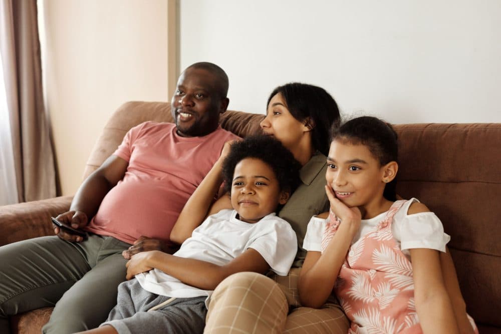 Famille devant la TV